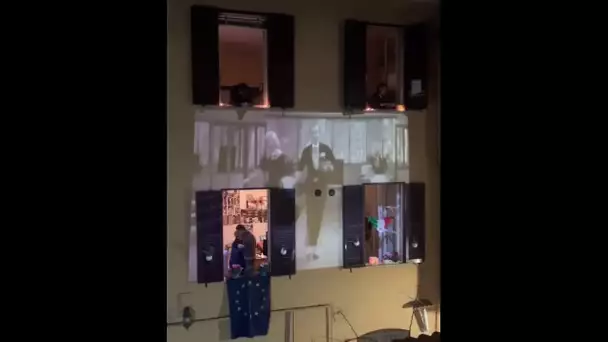 Pour tromper l'ennui, un habitant de Rome projette un film sur la façade d'un immeuble