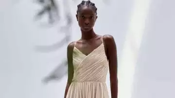 H&M remet la robe plissée au centre de la tendance au printemps !