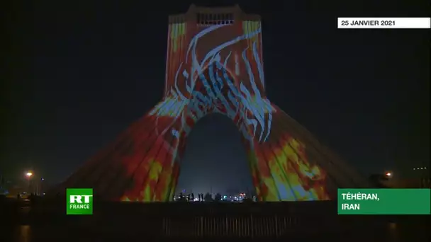 Téhéran : la Tour Azadi illuminée d’œuvres calligraphiques
