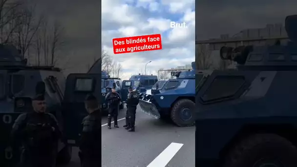 Les blindés de la Gendarmerie face aux agriculteurs pour leur empêcher l'accès à Paris