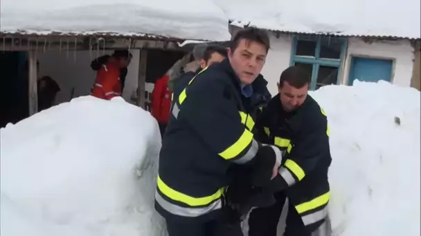 70 000 habitants bloqués par la neige depuis des semaines