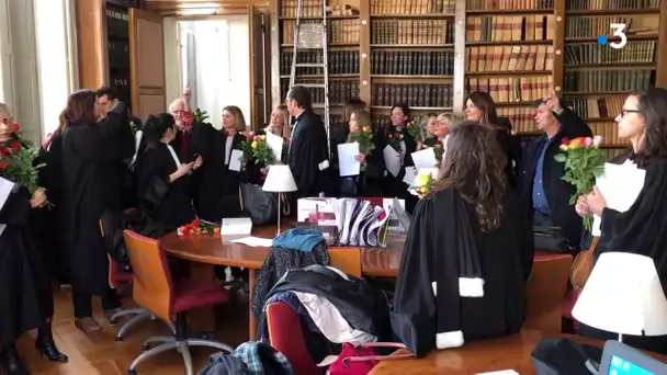 Toulouse : Les avocats en grève  dans leur bibliothèque avant de distribuer des roses aux greffiers