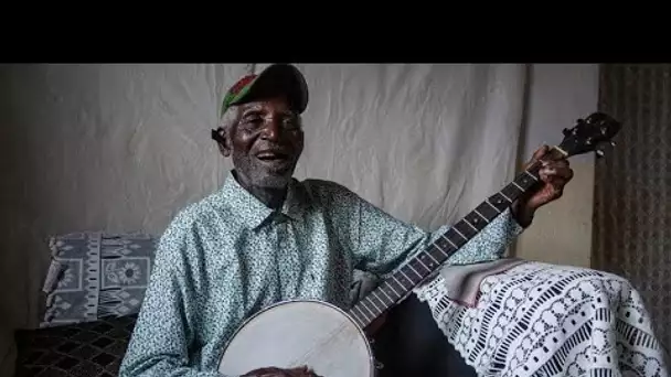 A 92 ans, une légende de la chanson au Malawi enflamme TikTok