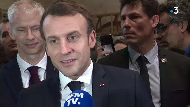 Emmanuel Macron pose avec un t Shirt dénonçant l'usage des LBD