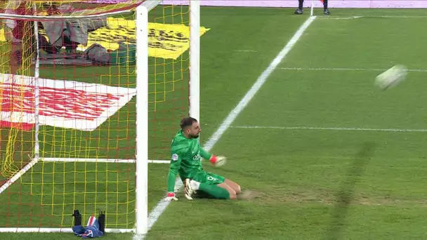 Gianluigi Donnarumma repousse un pénalty des genoux !