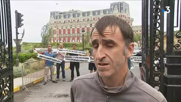 Biarritz : l&#039;accès à l&#039;Hôtel du Palais bloqué par une dizaine de militants anti-G7