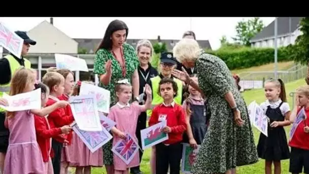 Les fans royaux jaillissent d'un doux moment entre Camilla et une jeune fille lors d'une visite scol