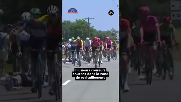 #RouteOccitanie 👉 Plusieurs coureurs chutent dans la zone de ravitaillement.