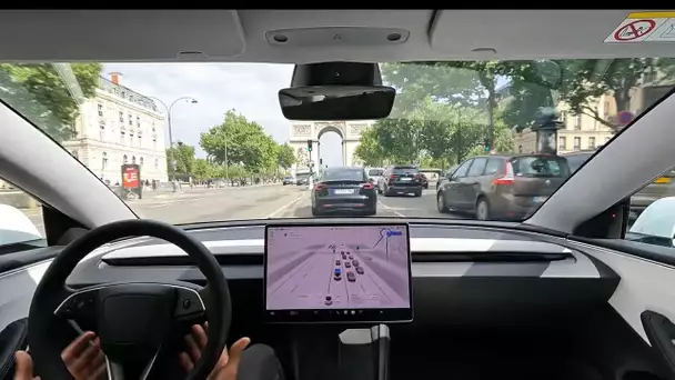 Une Tesla survit seule à la place de l'Étoile à Paris
