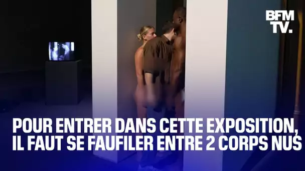 Pour entrer dans cette exposition, il faut se faufiler entre deux corps nus