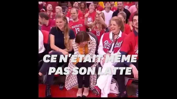 Emilia Clarke rattrapée par l'histoire du gobelet de café en plein match de NBA