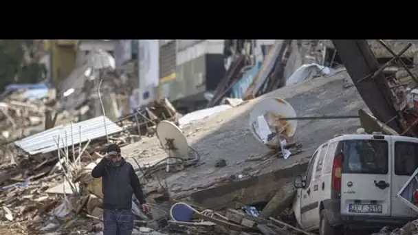 En Turquie, les secouristes s'activent pour retrouver des survivants après le séisme de lundi