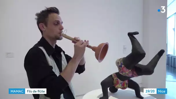 Cet artiste de Nice transforme une chaise, une brosse de WC en instruments de musique insolites !