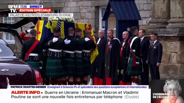 Le cercueil de la reine Elizabeth II entre dans le palais de Holyrood à Édimbourg