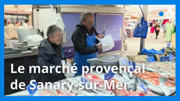 A Sanary-sur-Mer, dans le Var, le marché provençal est ouvert sur la mer