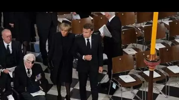 Macron a "fait honte" à la France avec un choix de chaussures en arrivant pour rendre hommage à la r
