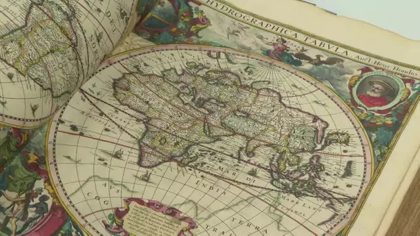 Restauration d'un Atlas du XVIIe siècle dans les ateliers Quillet sur l'île de Ré