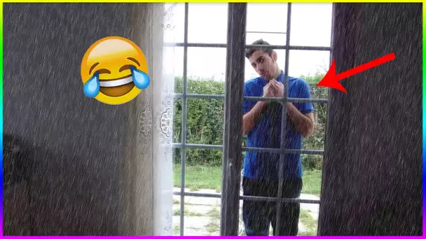 JE L&#039;AI ENFERMÉ DEHORS SOUS LA PLUIE ! ÉPIC RÉACTION PRANK !