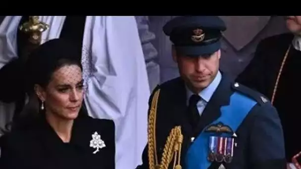 Kate revêt les perles de la reine lors d'une procession de deuil en signe de respect pour le défunt