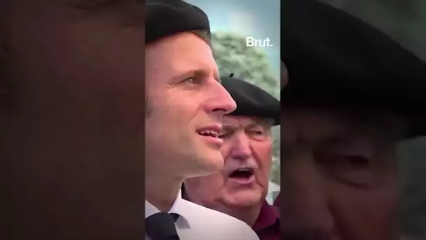 Emmanuel Macron chante avec une chorale à Argelès-Gazost