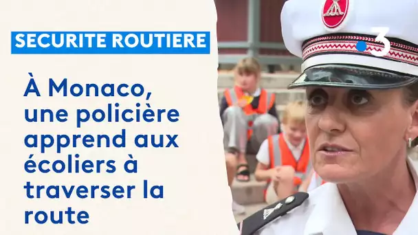 À Monaco, une policière apprend aux écoliers à traverser la route