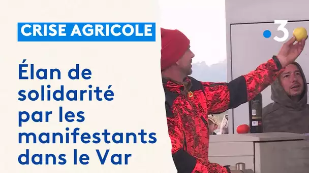 Au péage du Capitou dans le Var, les manifestants offrent des fruits et du rosé aux automobilistes