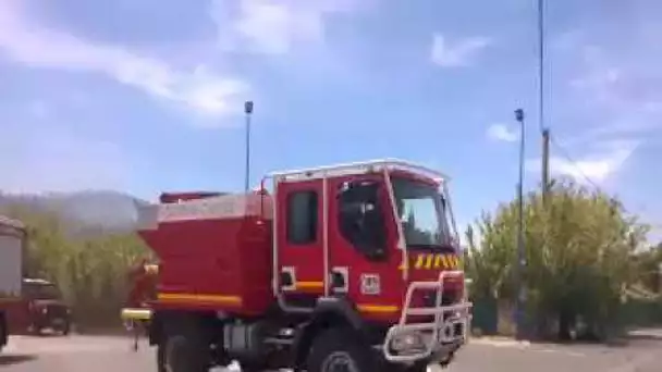 Départ des pompiers après une reprise de feu à Bormes-les-Mimosas dans le Var