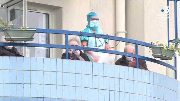 Coronavirus : au Pouliguen Isabelle chante pour sa mère chaque jour devant un EHPAD