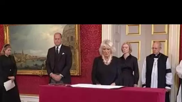 Le prince William est le premier à signer la proclamation faisant de papa Charles le nouveau roi du