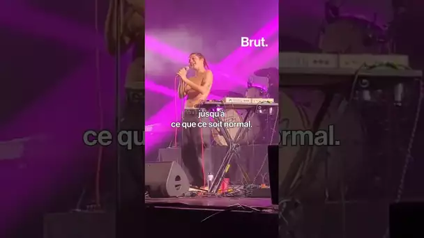 Victime d’une agression sexuelle en plein concert, la chanteuse décide de finir son show seins nus.
