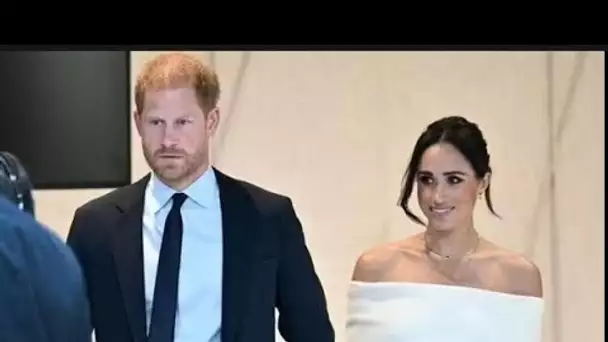 Meghan Markle angélique en veste de costume blanche à épaules dénudées