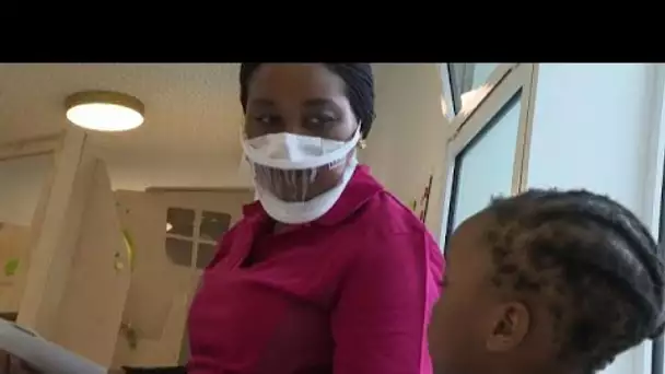 Masque transparents dans les crèches : "un plus" pour les puéricultrices et les enfants