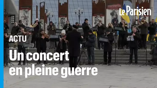 Ukraine : l'Orchestre classique de Kiev donne un concert place Maïdan