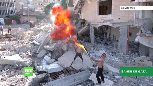 Trois cracheurs de feu font un spectacle dans les décombres à Gaza pour envoyer un «message de paix»