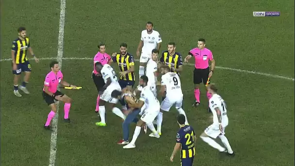 Besiktas : Salih Ucan victime d'un "high kick" d'un supporter en fin de match !