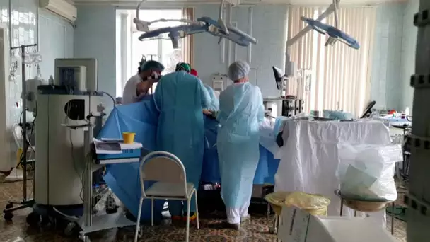 Russie : des chirurgiens opèrent à cœur ouvert un patient en plein incendie