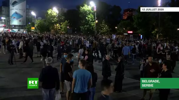 Serbie : sixième nuit de manifestations devant l’Assemblée nationale à Belgrade