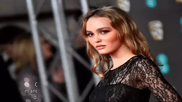 ✅  BAFTA 2020 : Lily-Rose Depp sexy, elle dévoile sa poitrine sur le tapis rouge (Photos)