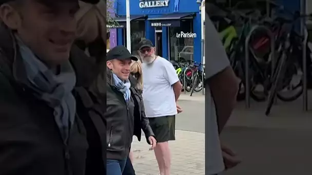 Blouson en cuir, casquette et lunettes de soleil, Macron déambule au Touquet après avoir voté.
