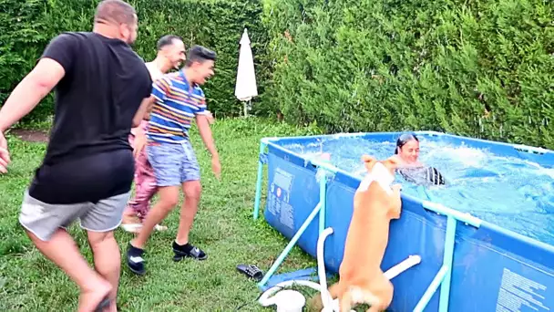 JE BALANCE MA COUSINE SARAH TOUTE HABILLÉE DANS LA PISCINE