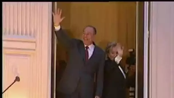 Bernadette et Jacques Chirac saluent la foule depuis la fenêtre du QG