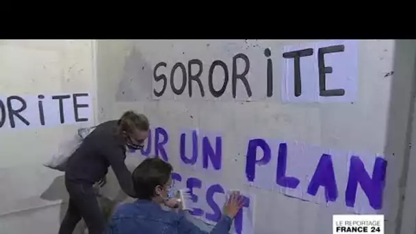À Paris, la colère contre le sexisme s'affiche sur les murs