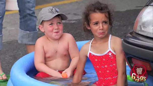 Stationné dans la piscine d&#039;enfants