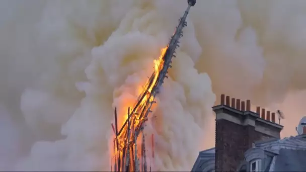 La chute de la flèche de Notre-Dame-de-Paris