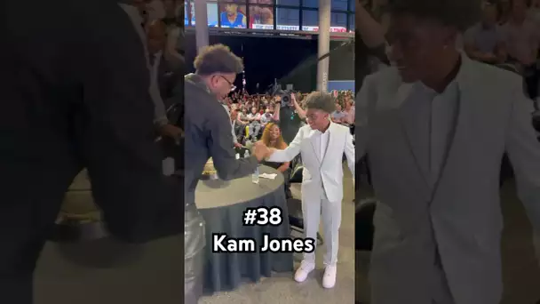 Kam Jones & his cousin show off their handshake ❤️