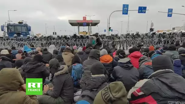 Un groupe de migrants s'approche du checkpoint de Bruzgi, en Biélorussie