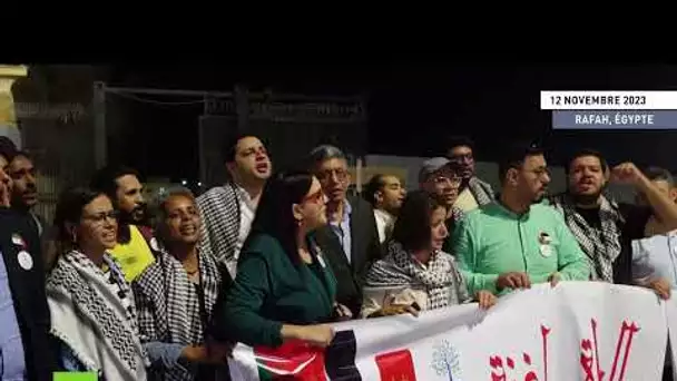 Des militants de l'opposition égyptienne se rassemblent devant le poste frontière de Rafah