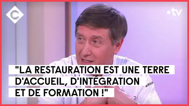 Restauration : Alain Fontaine réclame la régularisation des sans-papiers  - C à Vous - 27/03/2023