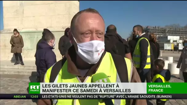 «Tout augmente, sauf les salaires» : des Gilets jaunes rassemblés devant le château de Versailles