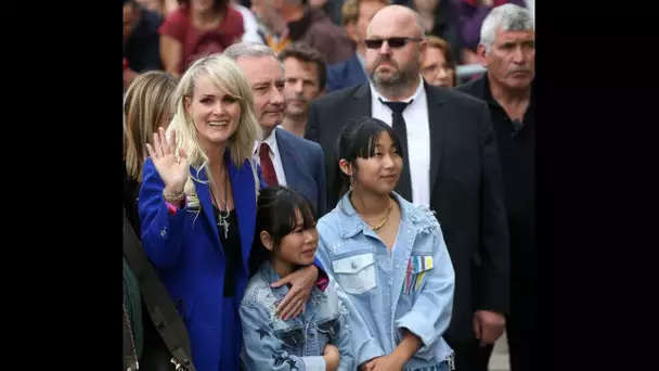 Laeticia, Jade et Joy Hallyday resplendissantes avant l'Olympia  « De l'amour pour toujours »